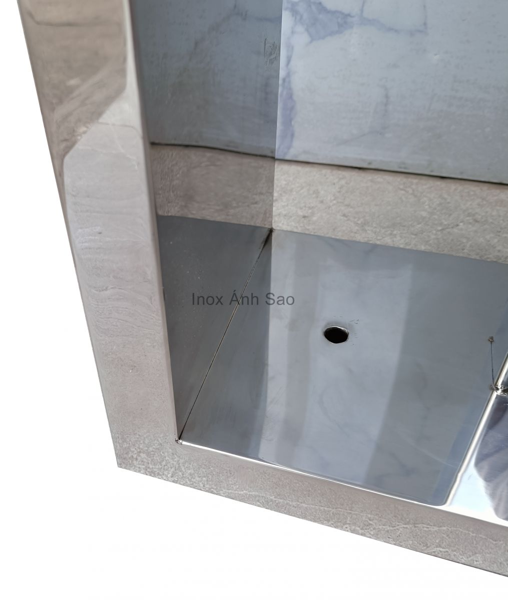 khung-vach-inox-304-ma-vang-bong