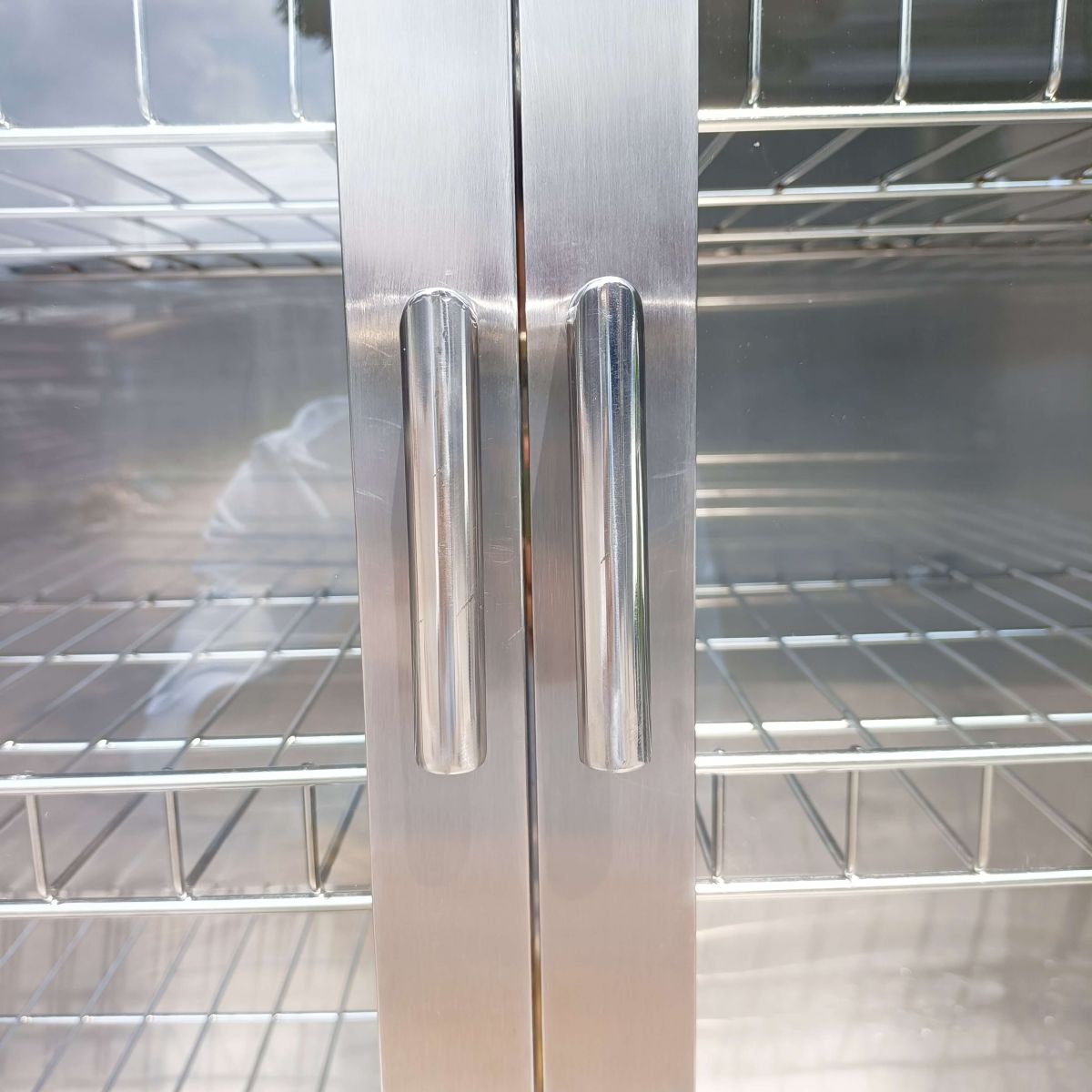 tu-chen-inox-bon-canh
