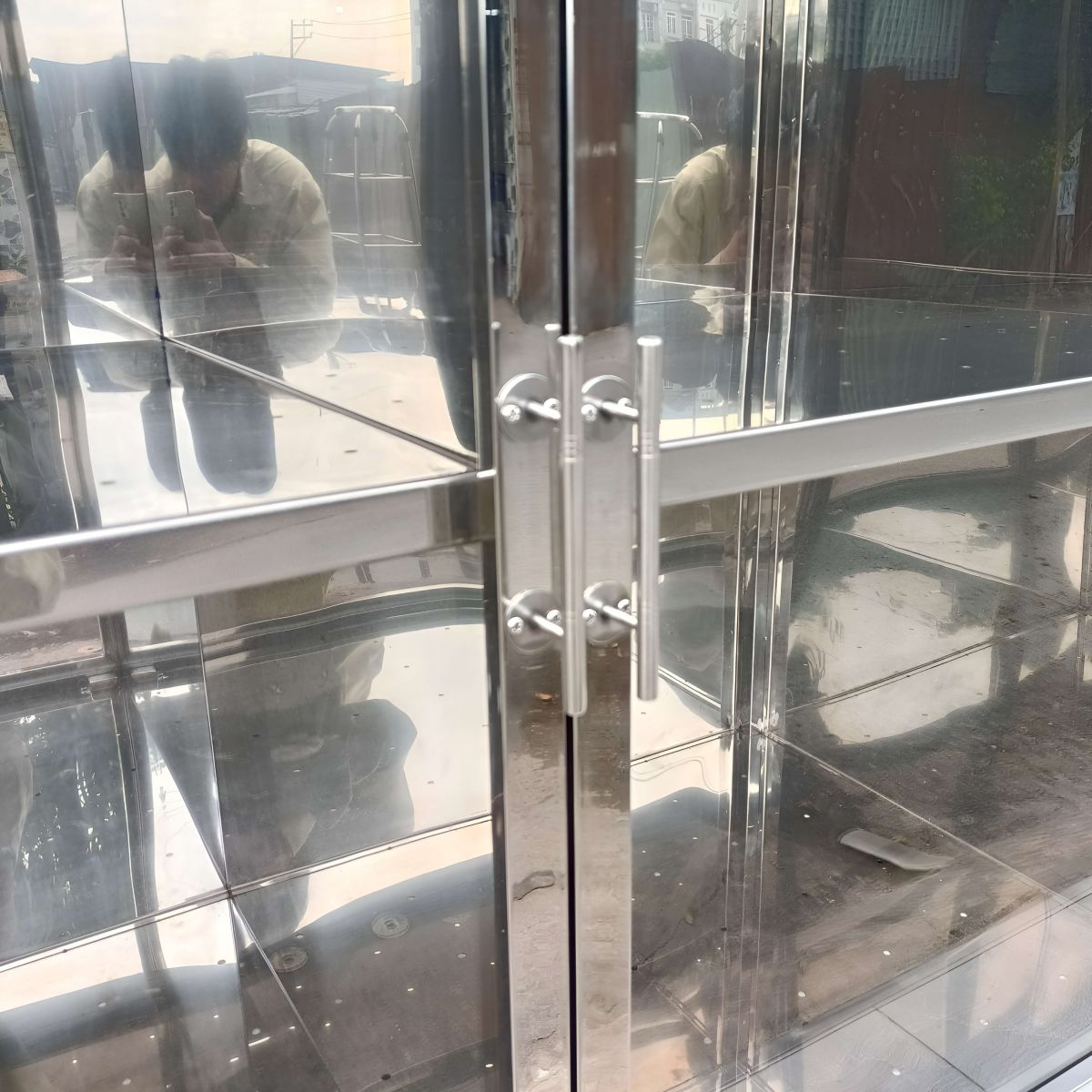 tu-kinh-bong-inox