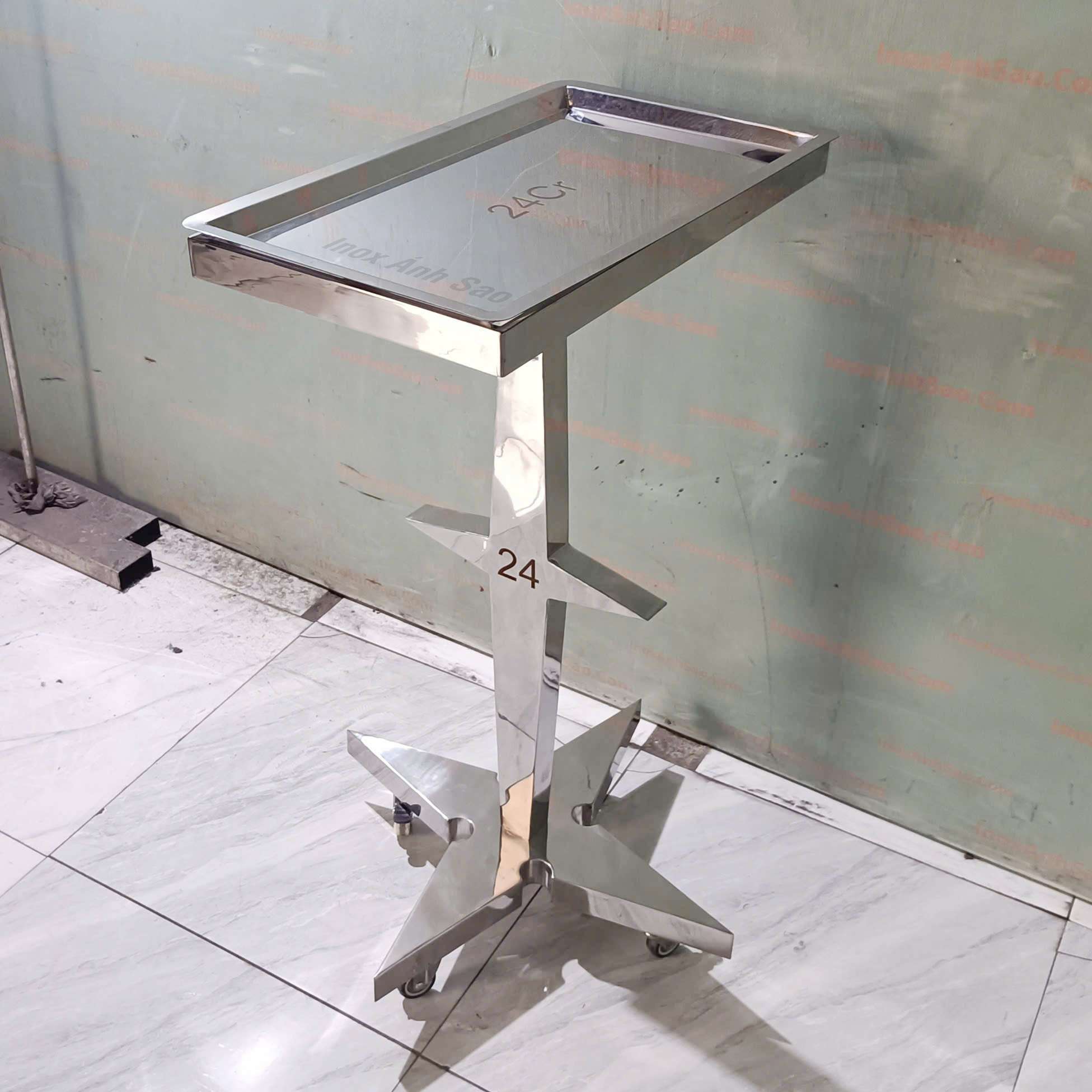 ban-trang-tri-inox