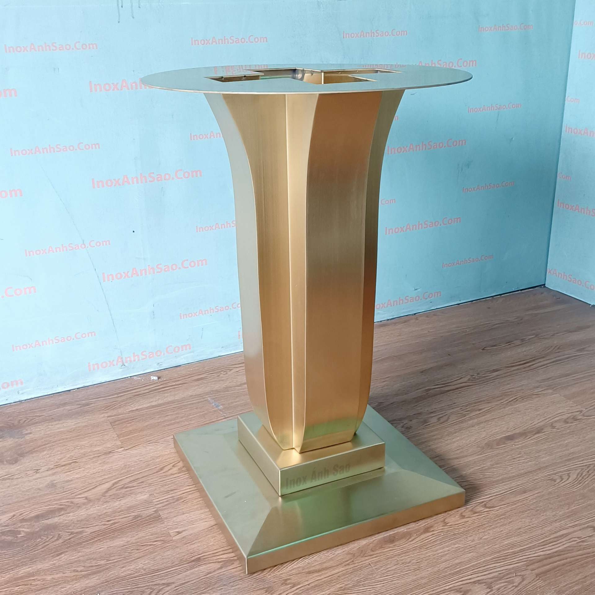 chan-vuong-ban-inox-tron-ma-mau-vang-c49