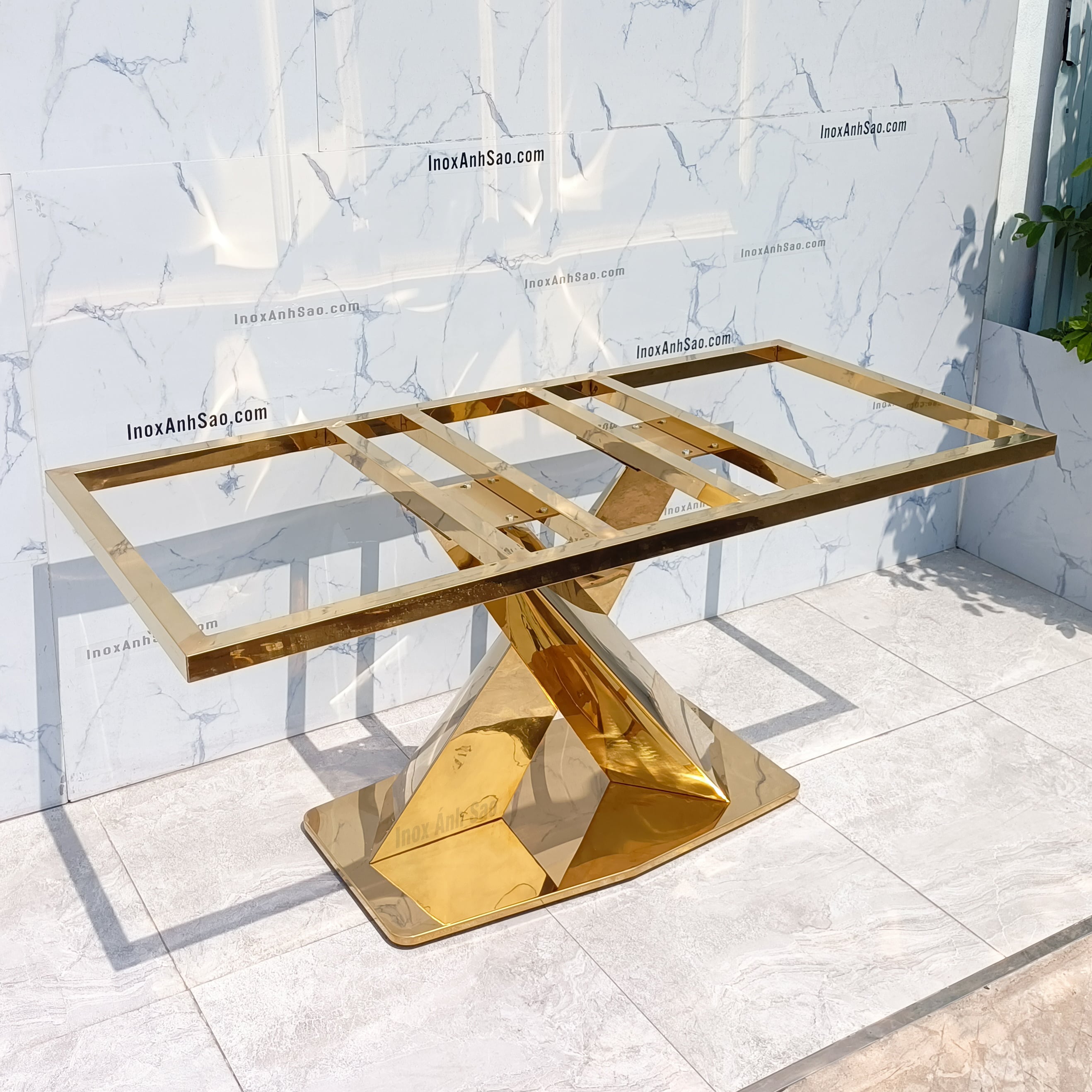 khung-chan-ban-an-inox-vang-a09